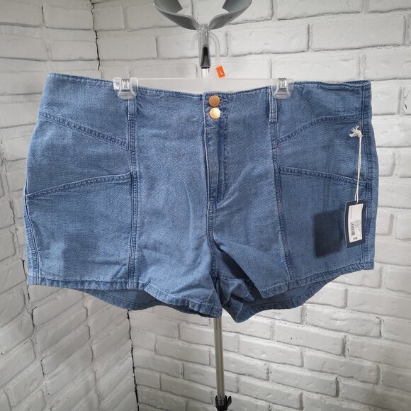 NWT Universal Thread Ladies Size 20W Light Wash High Rise Midi Shorts - Picture 1 of 15